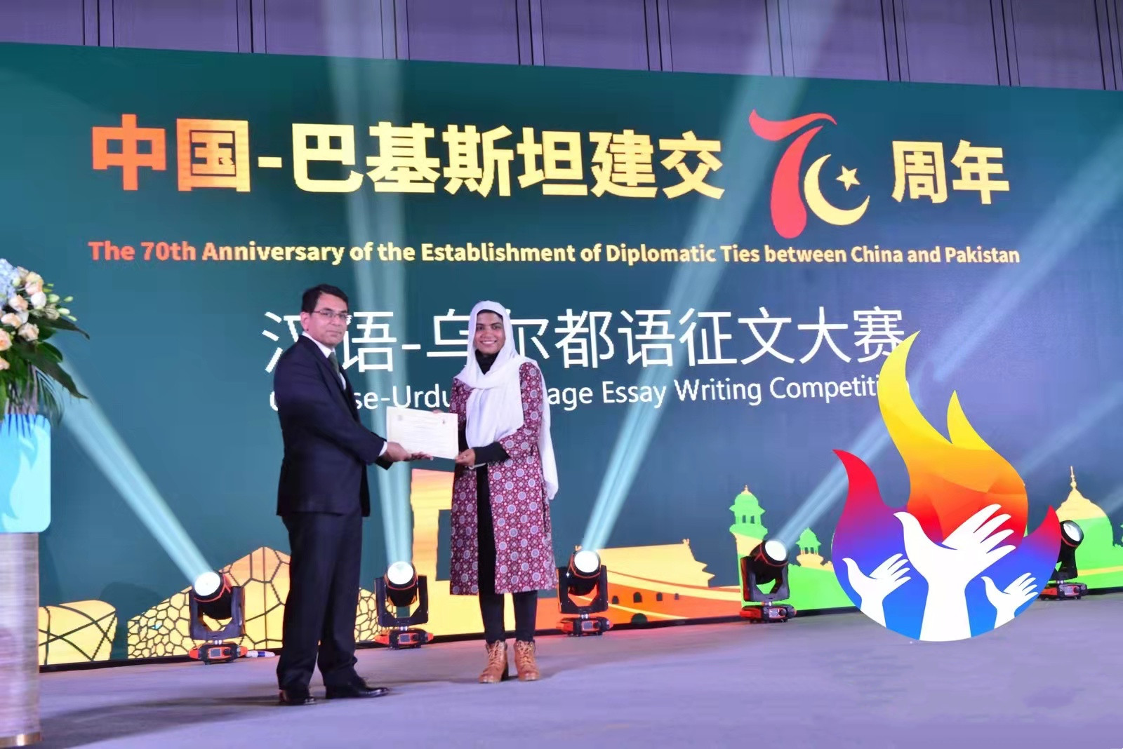 巴基斯坦驻华大使馆公使Ahmed Farooq为宋波颁发了获奖证书