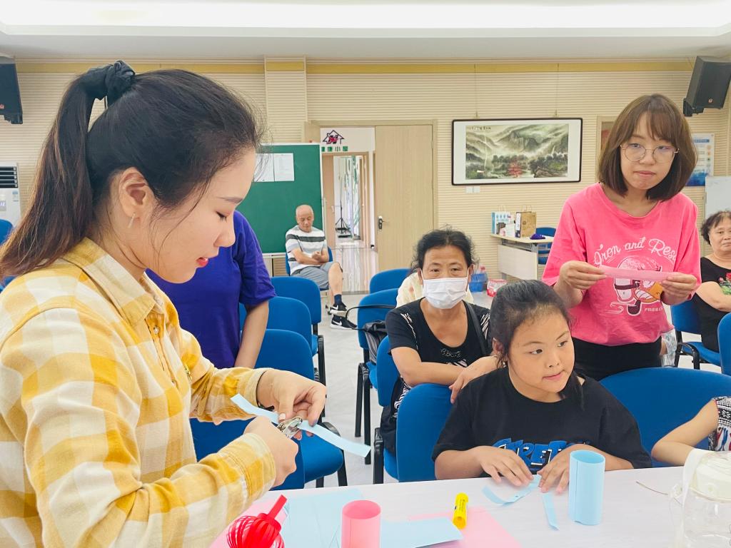带领小朋友们做手工灯笼,深入理解中国文化