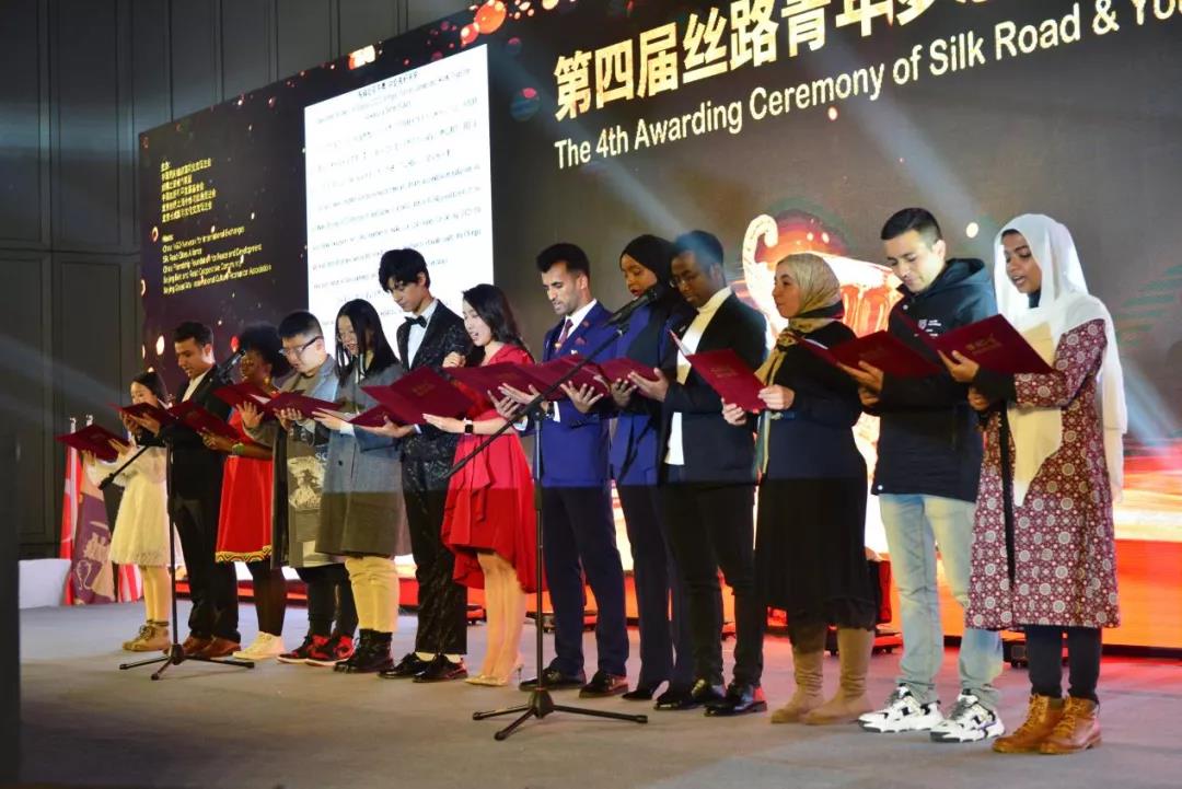宋波(右一)与中外青年代表一起宣读倡议书