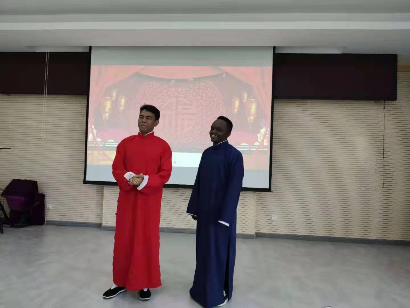马达加斯加职工和肯尼亚职工表演相声